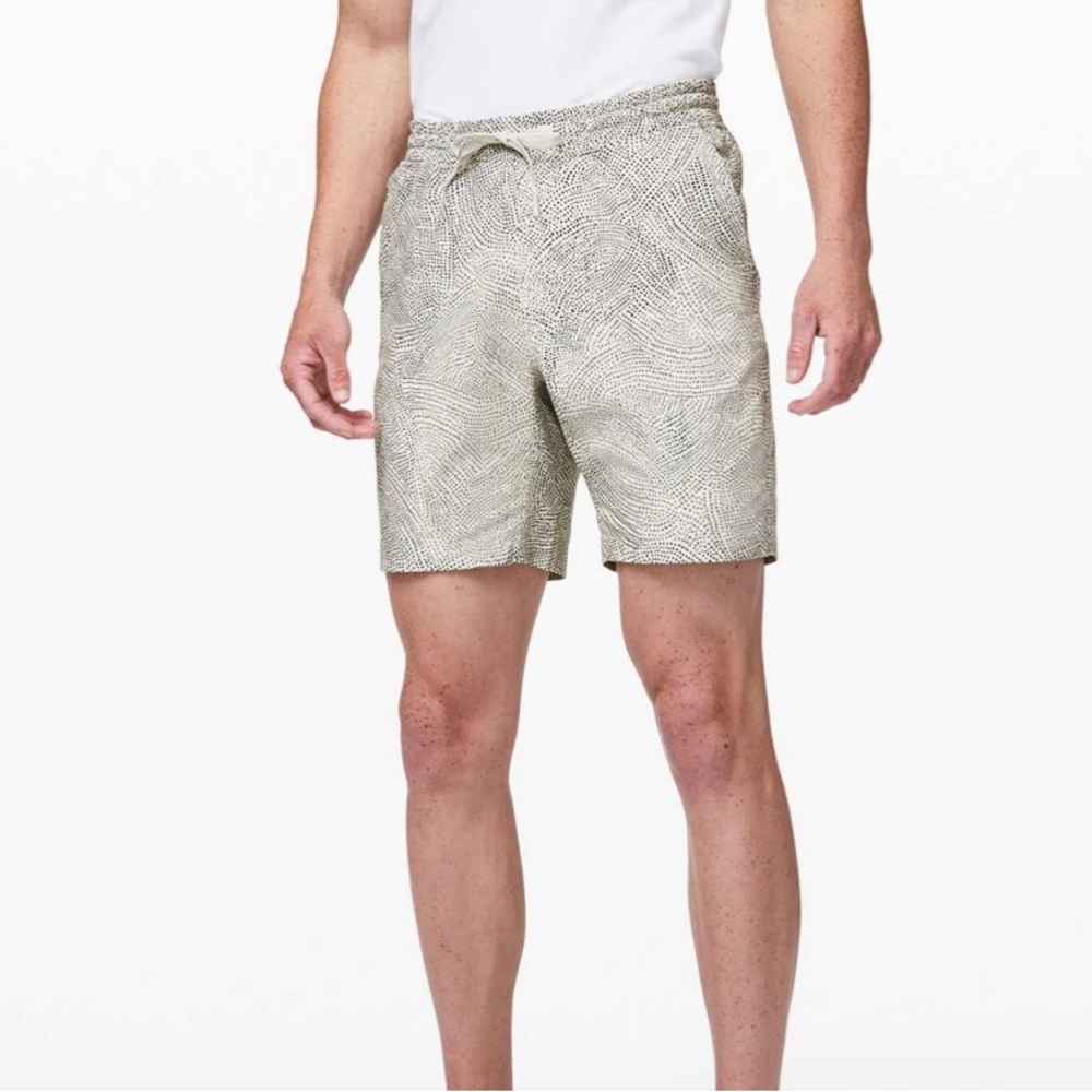 Men’s Lululemon Bowline Shorts 8” Beige and Black Polka Dot